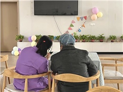 當(dāng)你老到忘了世界，我該拿什么來(lái)愛(ài)你